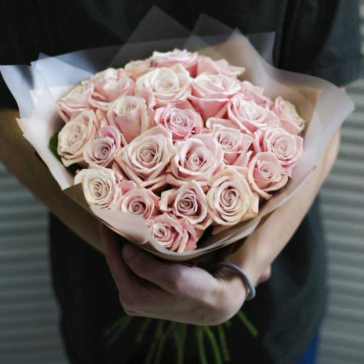 27 кремовых роз в Севастополи