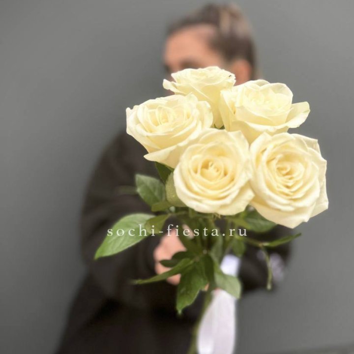 Букет 5 белых роз  в Севастополи