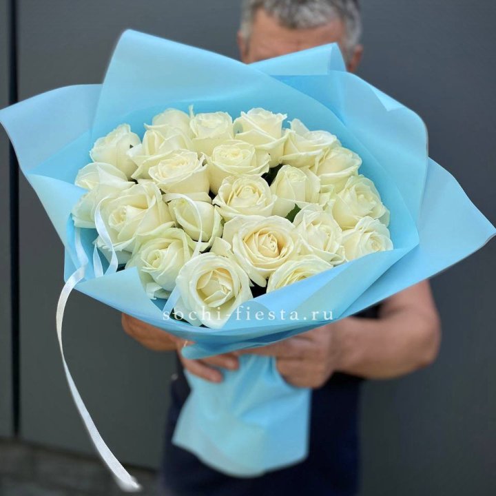 21 белая роза в Севастополи