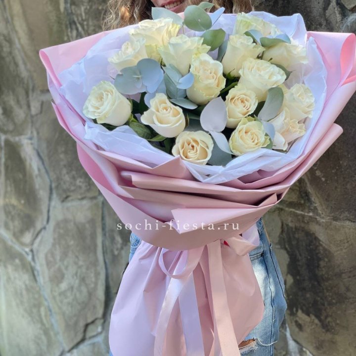 Белые розы в авторском оформлении в Севастополи