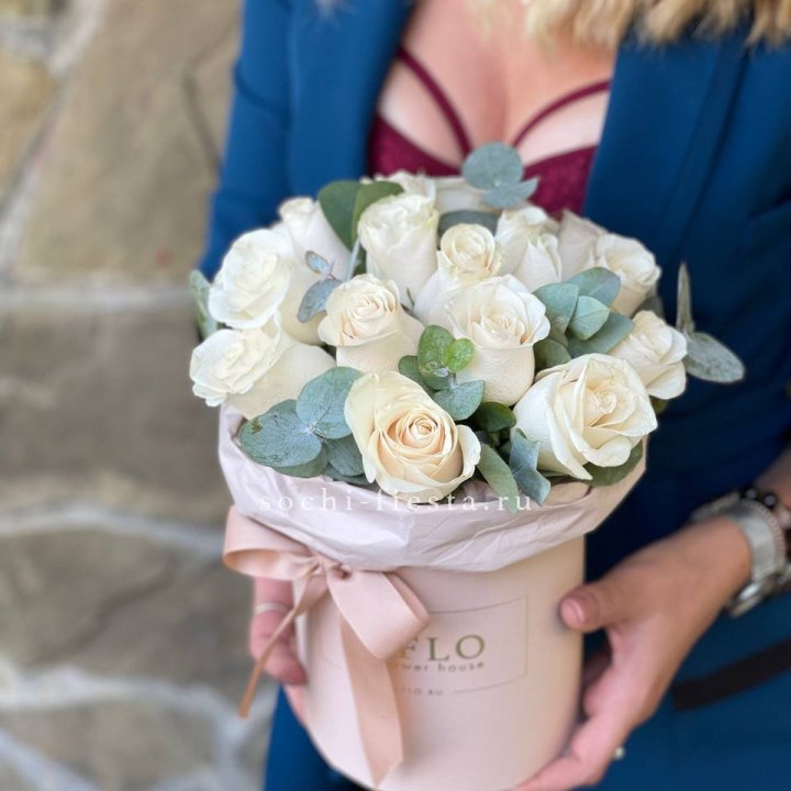 Цилиндр из белых роз в Севастополи