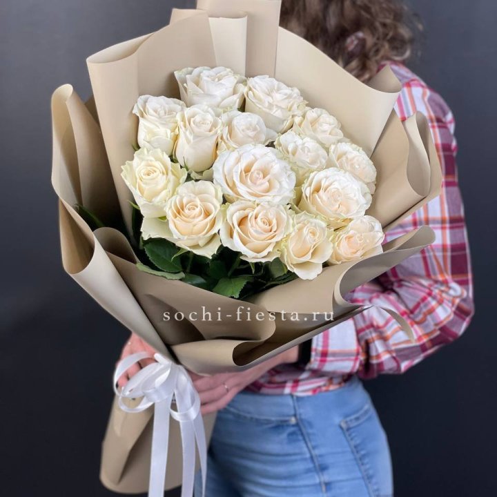 15 белых роз кофе в Севастополи