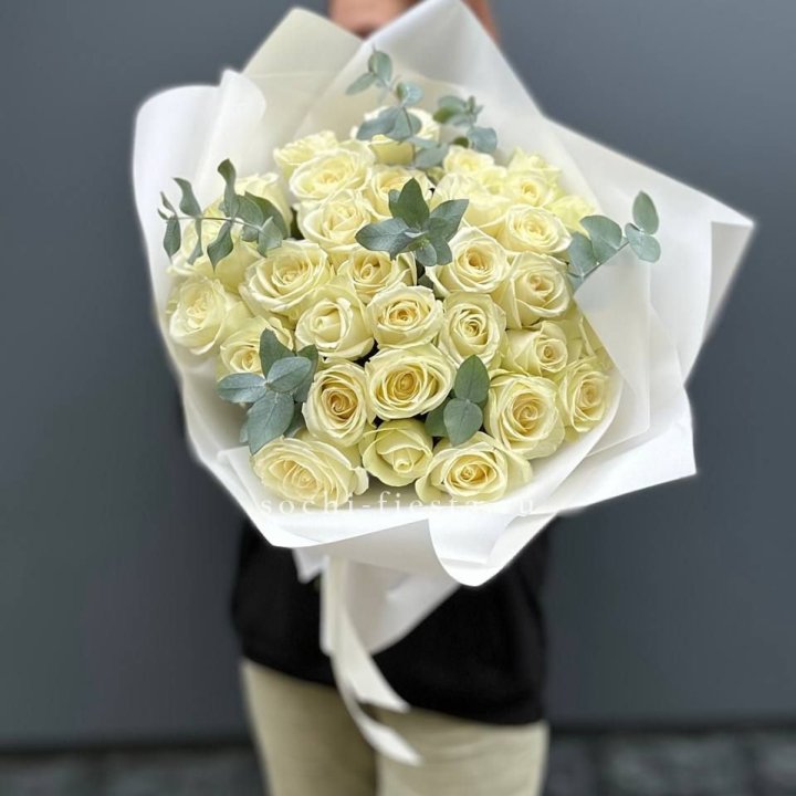 31 белая роза с эвкалиптом в Севастополи