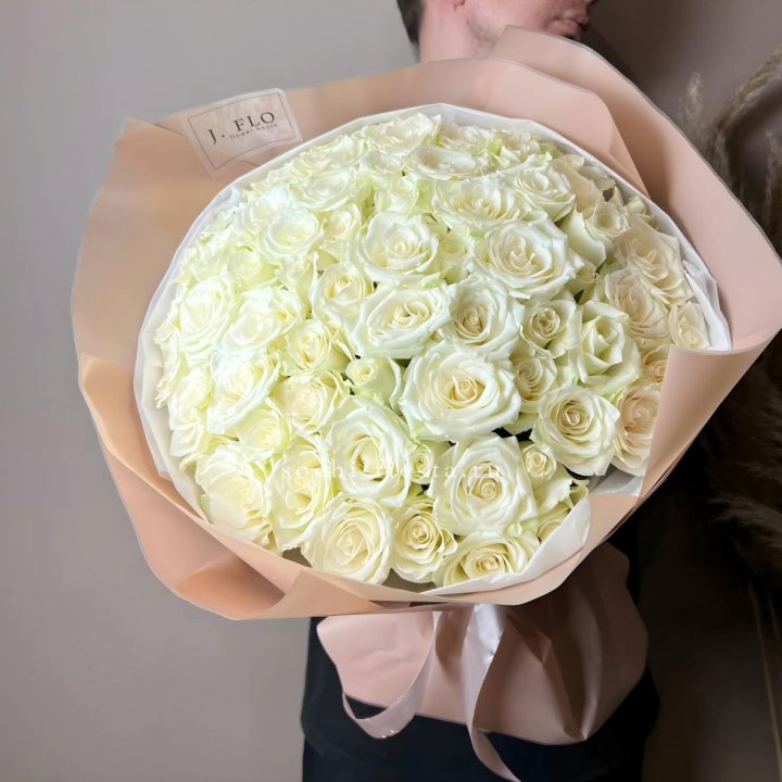 51 белая  роза в оформлении в Севастополи