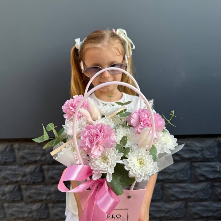 Сумочка из стойких хризантем и диантуса в Севастополи