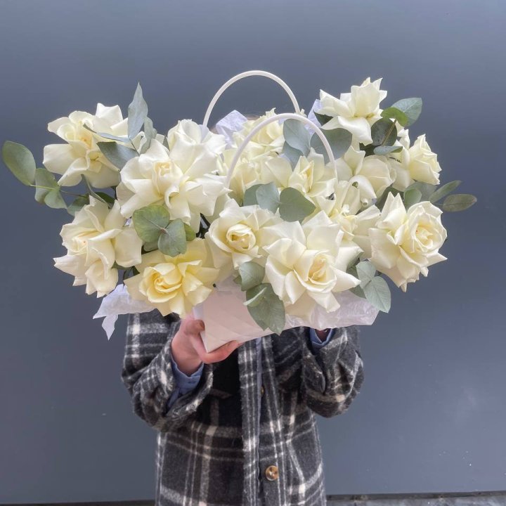 15 белых роз в сумочке в Севастополи