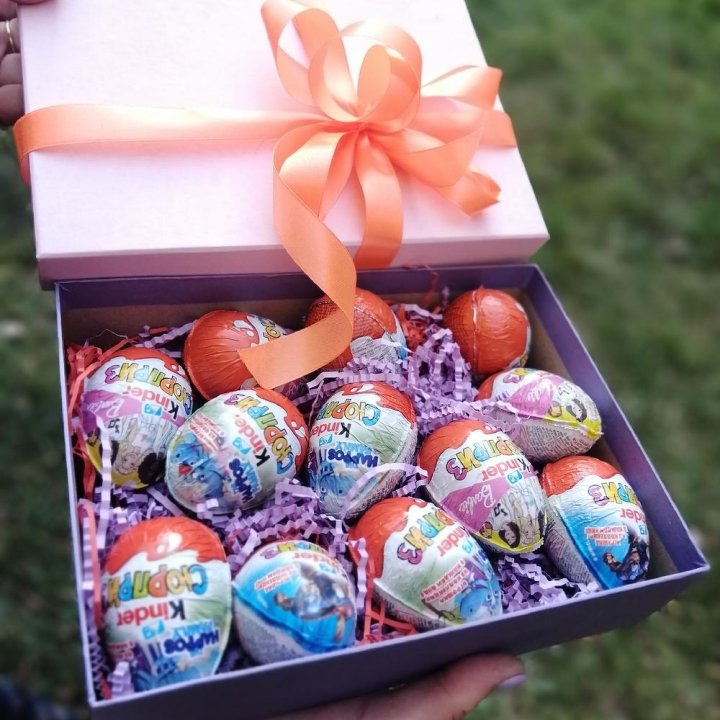 Коробка с киндерами в Севастополи