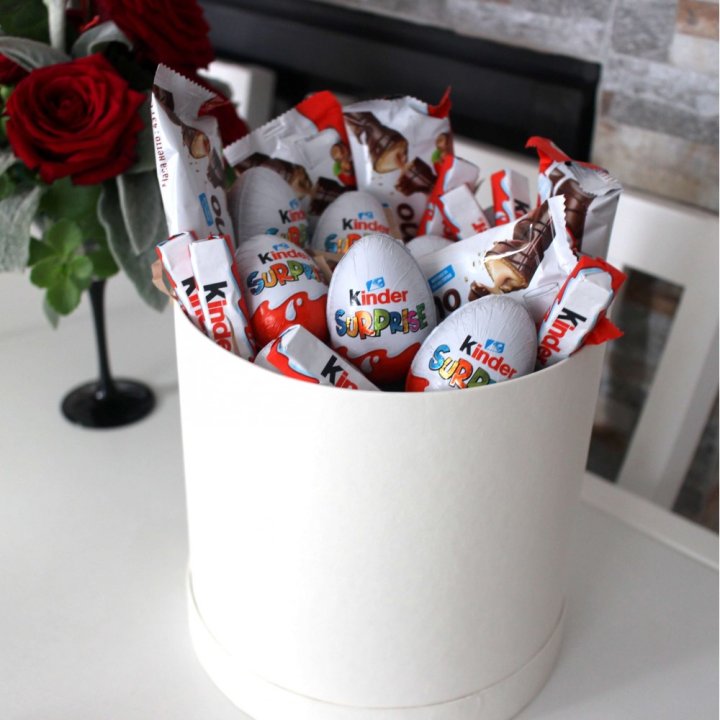 Коробка с киндерами  в Севастополи