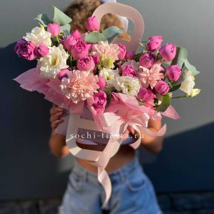 Сумочка с кустовой розой и диантусами в Севастополи