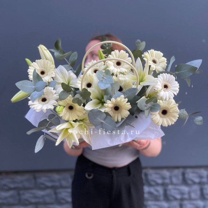 Сумочка лилии и герберы в Севастополи