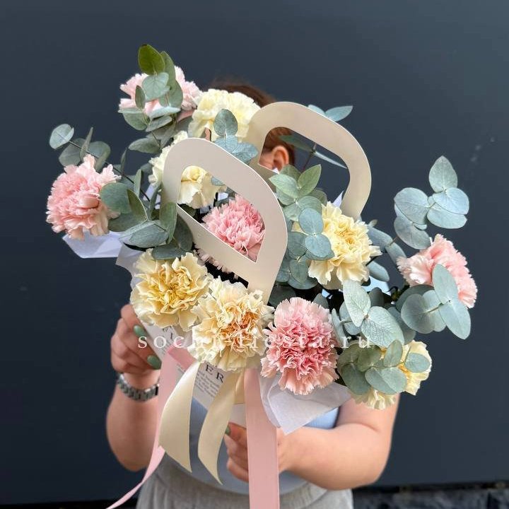 Сумочка из диантусов в Севастополи