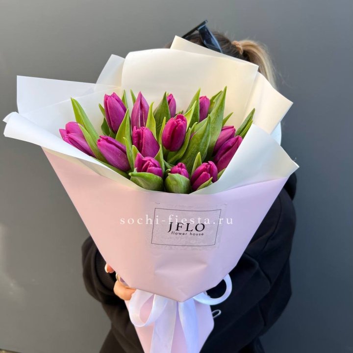 15 пурпурных тюльпанов в Севастополи