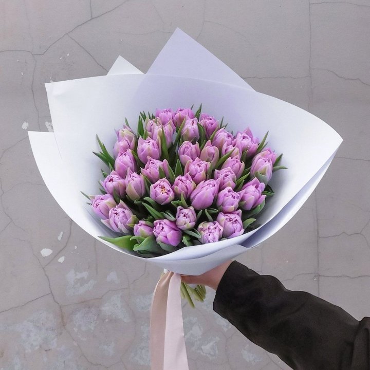 35 сиреневых тюльпанов в Севастополи