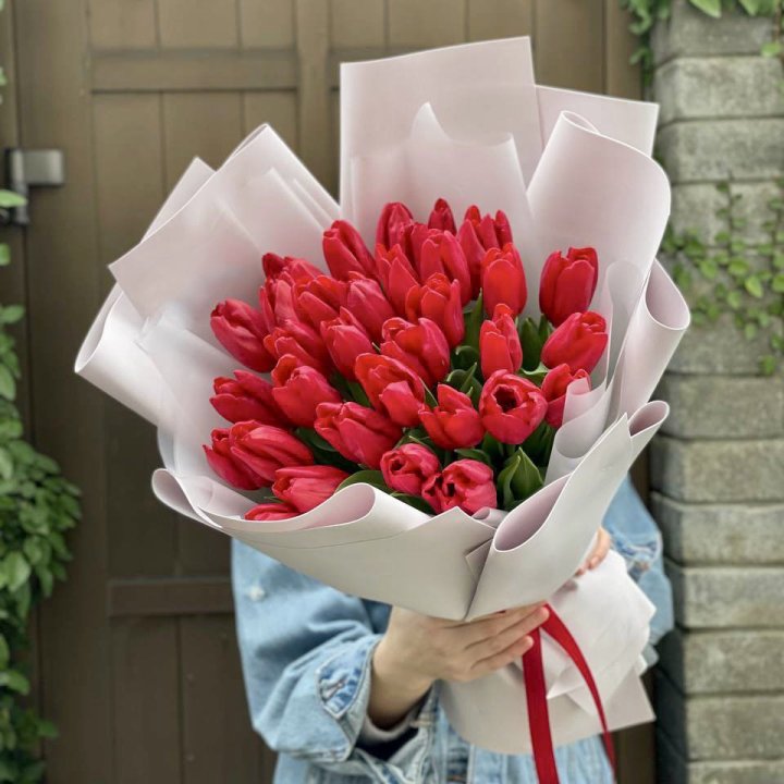 35 красных тюльпанов в Севастополи