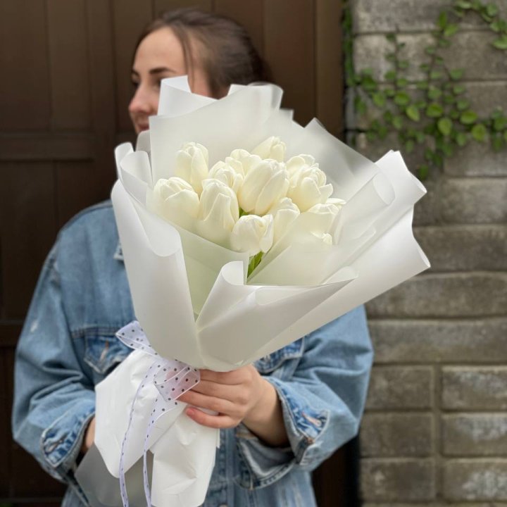 Букет белоснежных тюльпанов в Севастополи