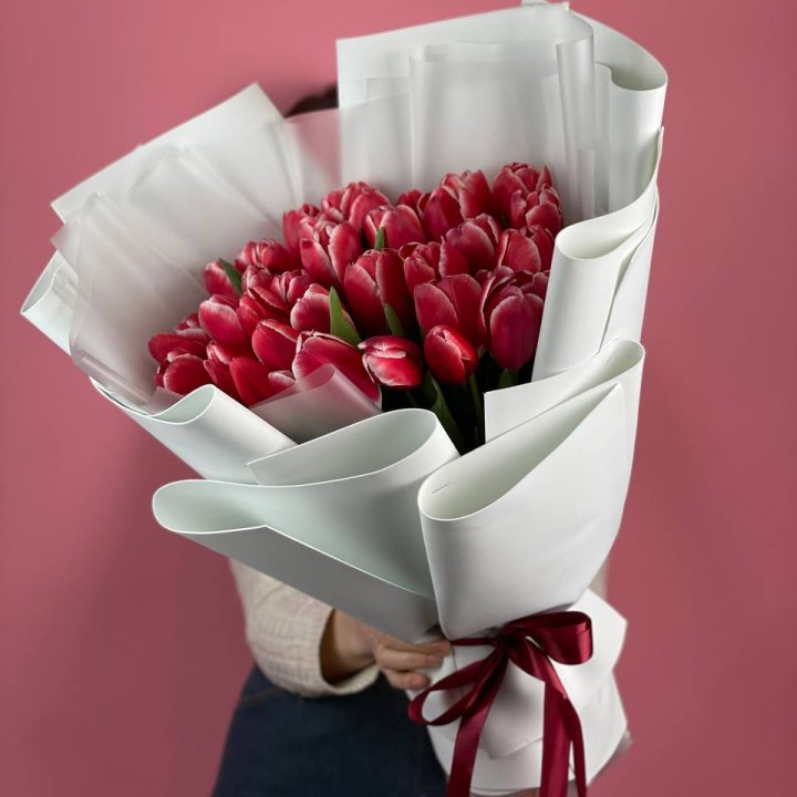 Букет красных тюльпанов в Севастополи